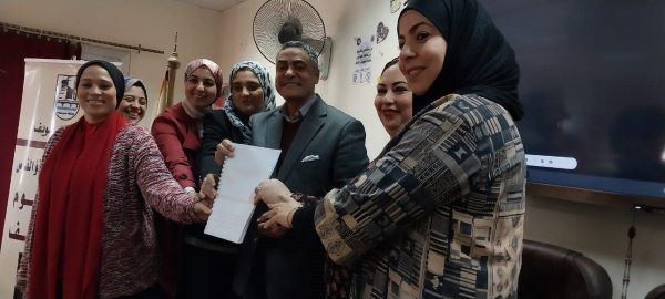 وفدا من وحدة شئون المرأة بديوان عام محافظة بني سويف